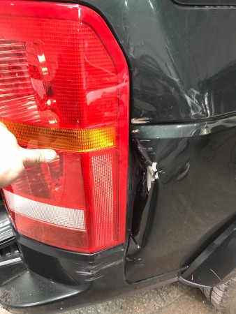 Costado muy dañado de un Land Rover Discovery